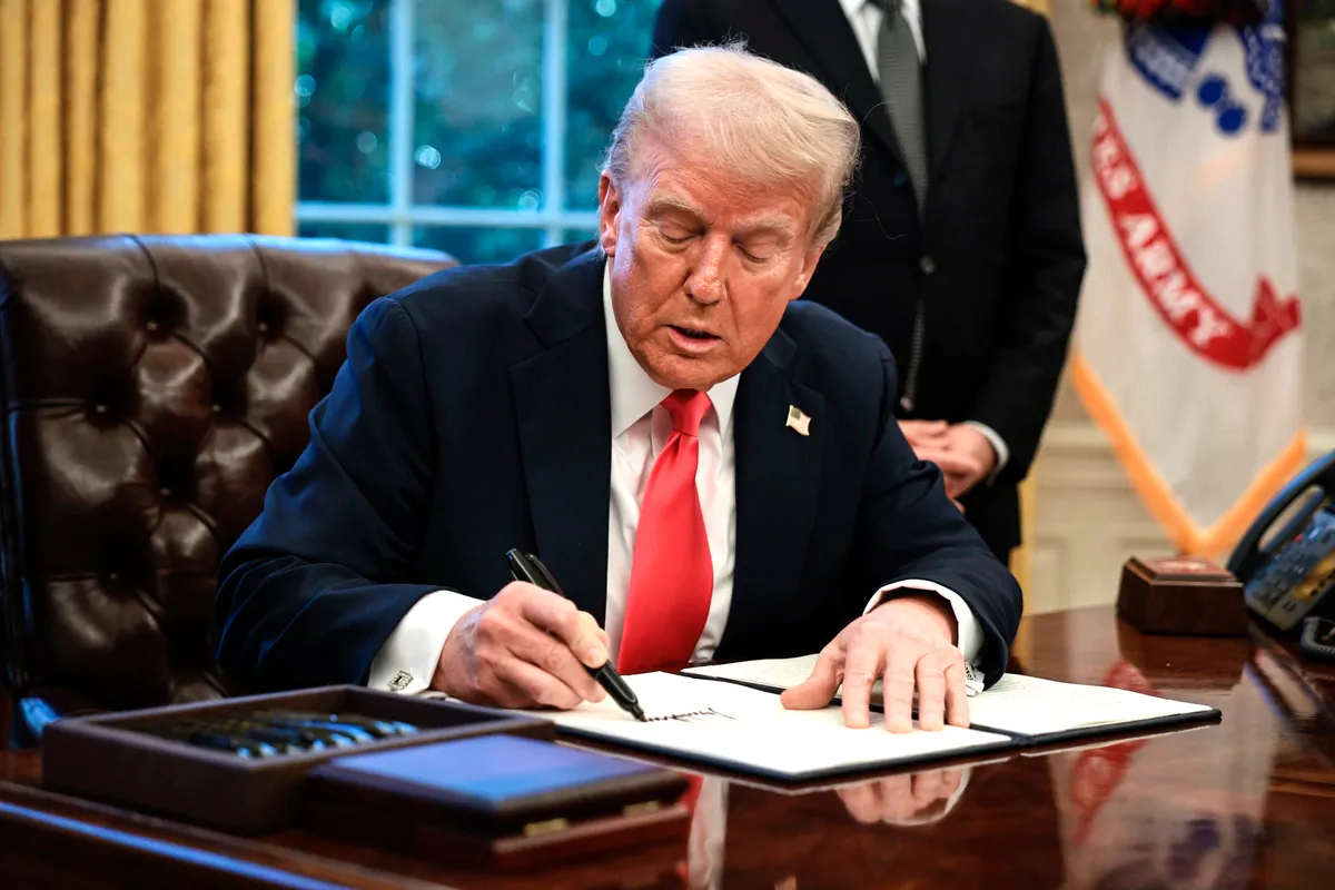 President Donald Trump signs an executive order in the Oval Office at the White House on Feb. 25, 2025. (Alex Wong/Getty Images)