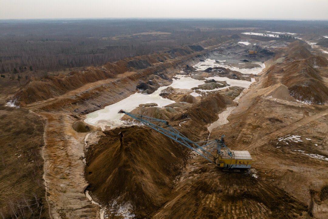 Bessent Says US–Ukraine Minerals Deal Could Be Finalized ‘This Afternoon’