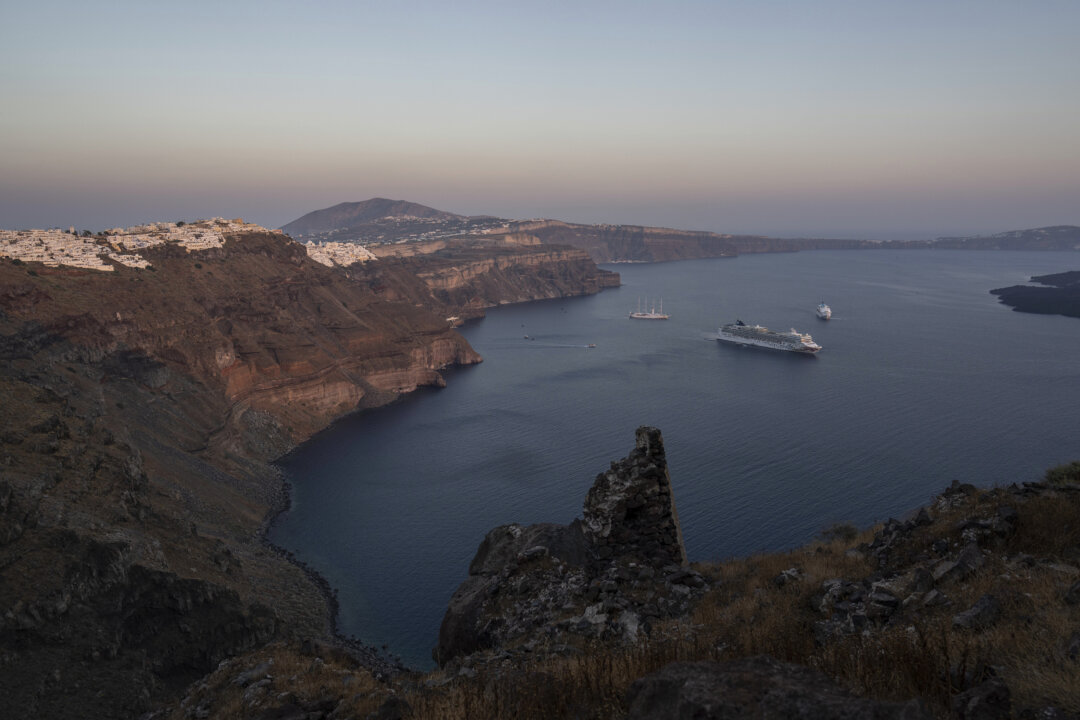 Emergency Crews Deployed on Santorini as Earthquake Swarm Worries Greek Experts