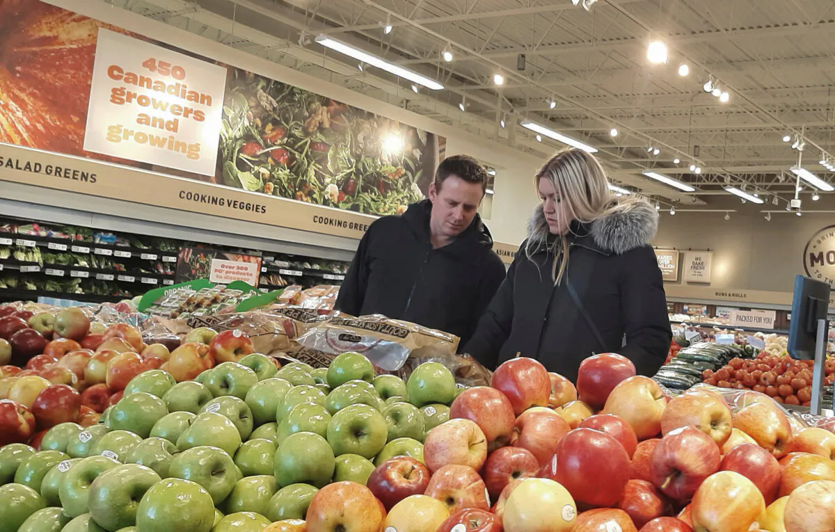 People shop for fruits and vegetables at a supermarket in Ottawa, on March 27, 2023. (Reuters/Patrick Doyle)