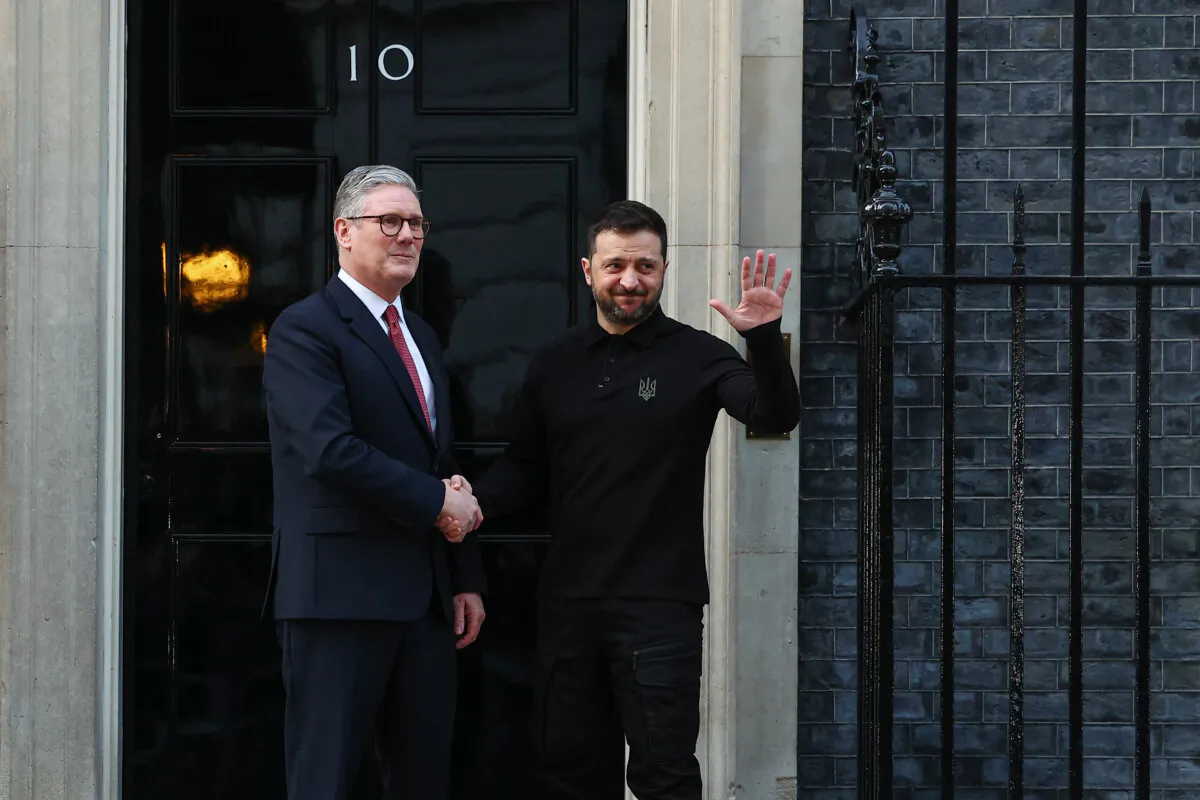 UK Prime Minister Keir Starmer (L) welcomes Ukrainian President Volodymyr Zelenskyy to 10 Downing Street in London on March 1, 2025. (Peter Nicholls/Getty Images)