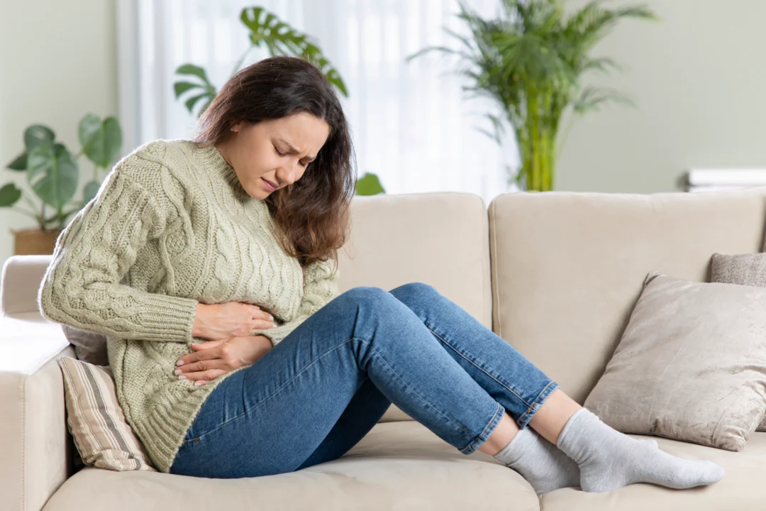 Abdominal pain has various causes, and TCM offers effective relief and preventive measures for different types. (Ahmet Misirligul/Shutterstock)