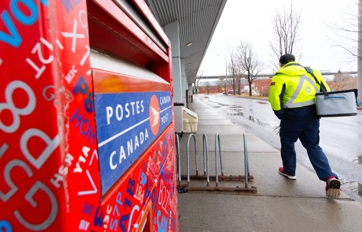 A Canada Post worker arrives for work in Montreal on Dec.17, 2024. (The Canadian Press/Christinne Muschi) 