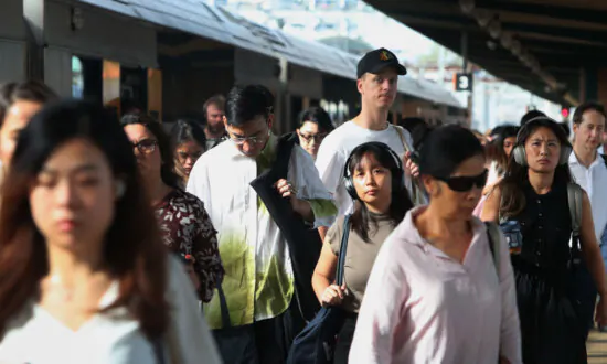 Aussie Workers Embrace ‘Job Hugging’ Over ‘Quiet Quitting’