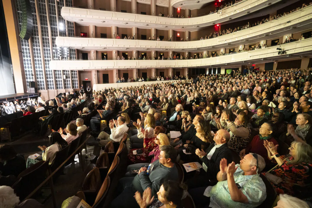 The Shen Yun Performing Arts audience at curtain call at The Smith Center for the Performing Arts on March 2, 2025. (Ji Yuan/The Epoch Times)