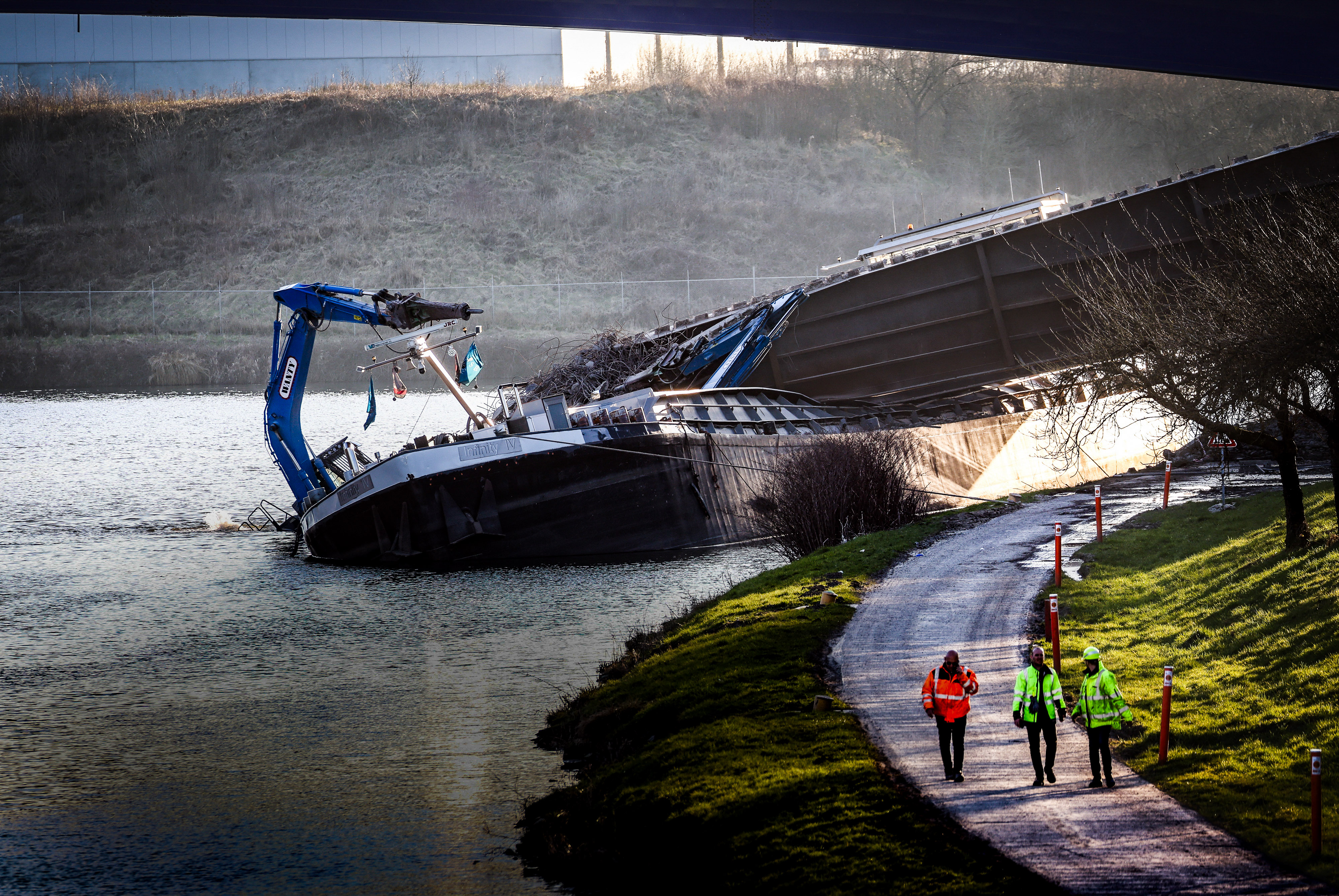 Day in Photos: Bridge Collapse in Belgium, Police Raids in Ecuador, and Polar Bear Twins