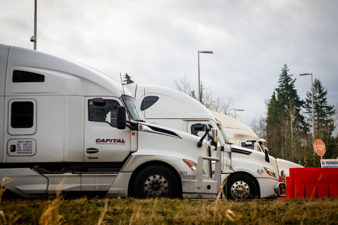 System Outage Delays Commercial Truck Drivers at Canada-US Border