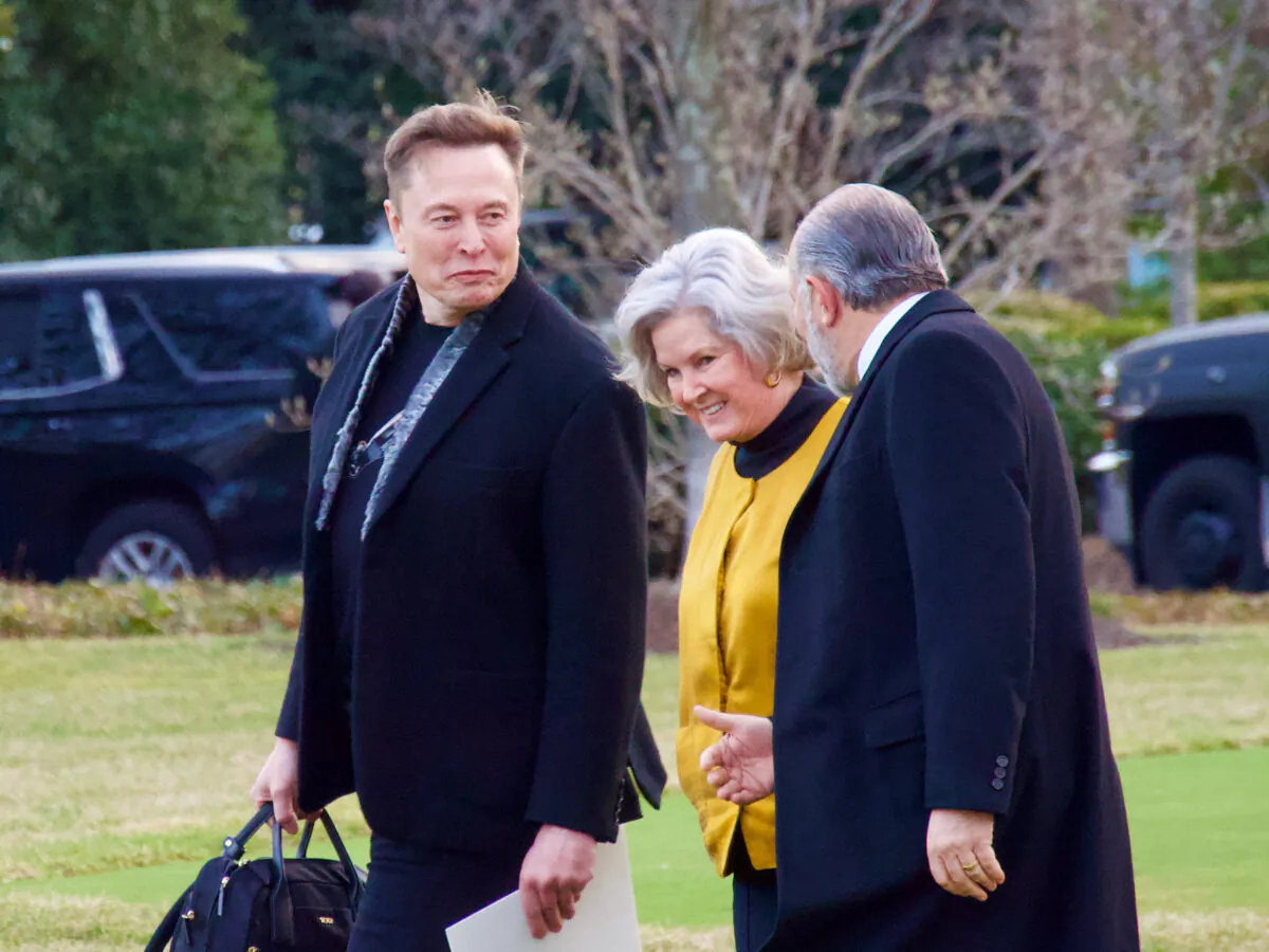 (L-R) Elon Musk, White House Chief of Staff Susie Wiles, and Commerce Secretary Howard Lutnick walk toward Marine One on the south lawn of the White House in Washington on March 7, 2025. (Travis Gillmore/The Epoch Times)