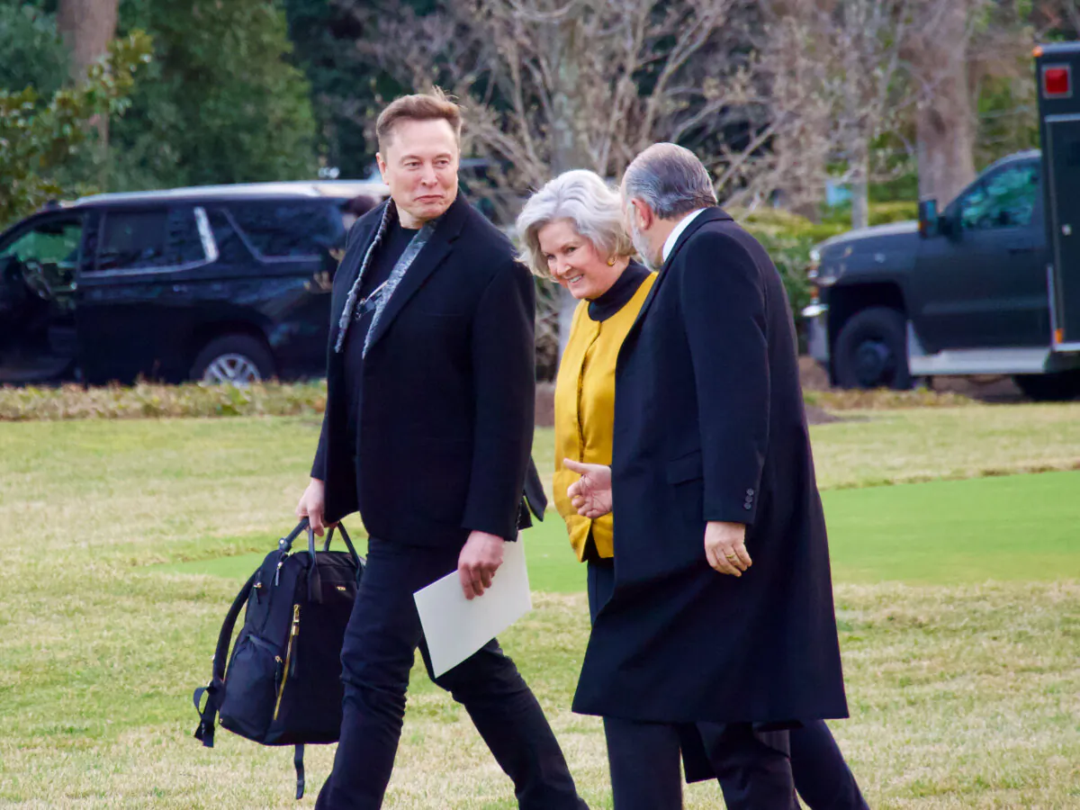 (L-R) Elon Musk, White House Chief of Staff Susie Wiles, and Commerce Secretary Howard Lutnick walk toward Marine One on the south lawn of the White House in Washington on March 7, 2025. (Travis Gillmore/The Epoch Times)