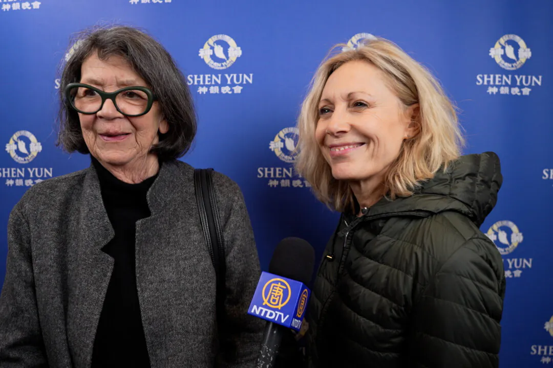 For Sylvie Chouvet (R), who came to see Shen Yun  with her mother, at Montpellier's Corum on March 5. (NTD)