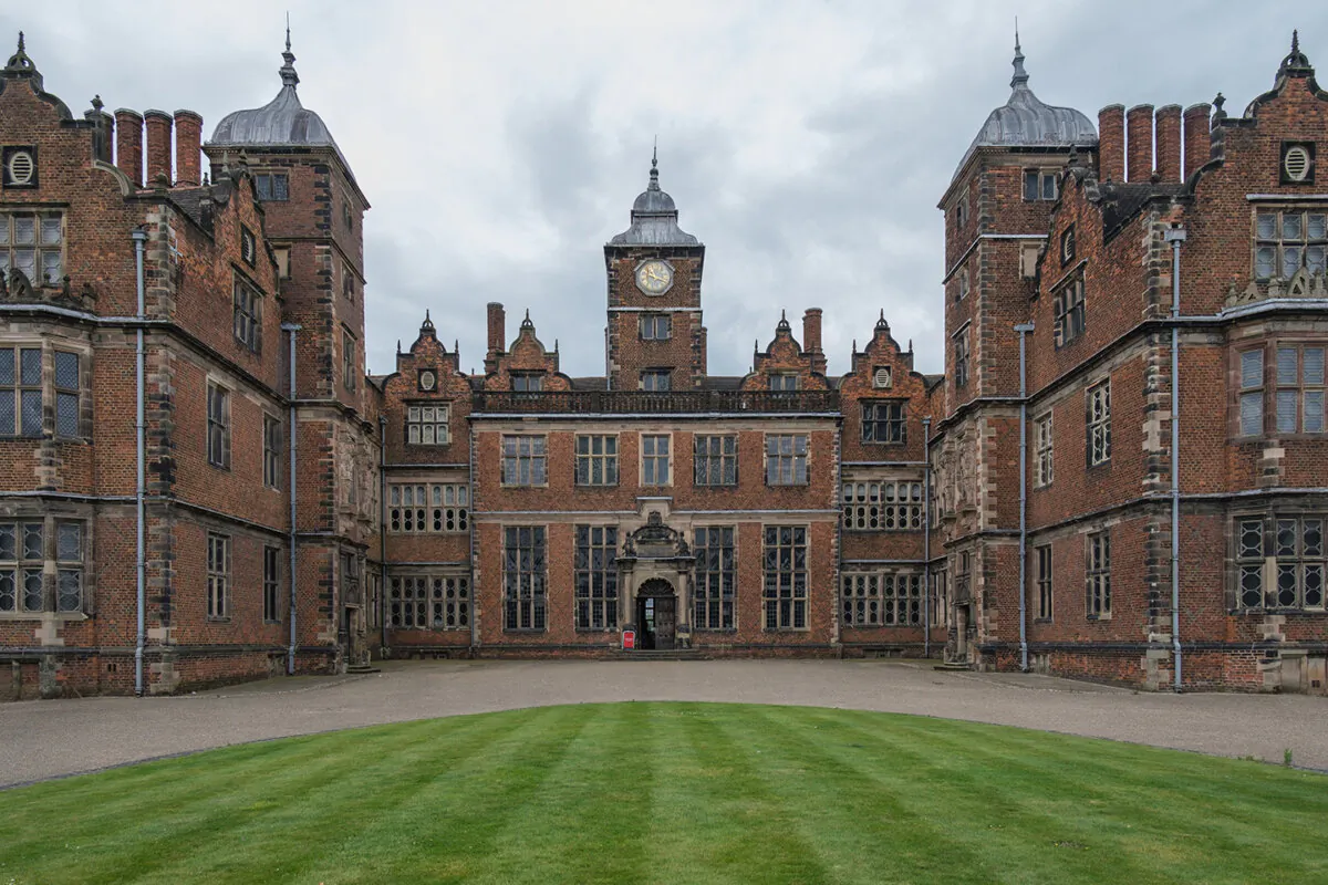 Aston Hall’s red-brick exterior was typical of English domestic architecture during the Tudor and Jacobean era. The pleasing variety of heights and alterations draws attention to the mansion’s architectural beauty. For the past 400 years, the Jacobean house has been one of Birmingham, England’s most iconic buildings. (Oscar Gonzalez Fuentes/Shutterstock)