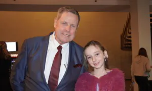 Pilot Has Seen Shen Yun Multiple Times, Sharing the Beauty of Shen Yun With His Family