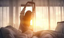 How a Sleep Doctor to Elite Athletes Builds the Perfect Bedtime Routine
