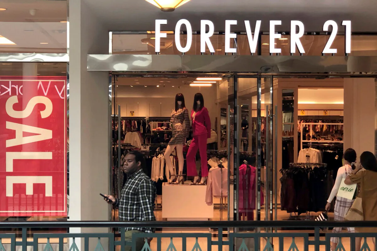 Shoppers enter a Forever 21 fashion retail store at the King of Prussia mall in King of Prussia, Pa., on Sept. 30, 2019. (Mark Makela/Reuters)