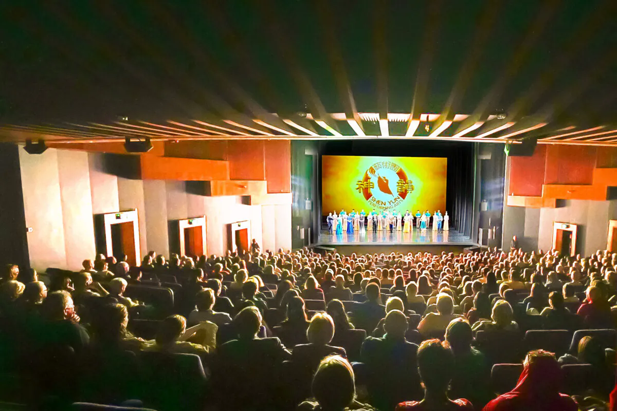 Shen Yun Performing Arts' curtain call at HOTA Home of the Arts, in Gold Coast, Queensland, Australia. (NTD)