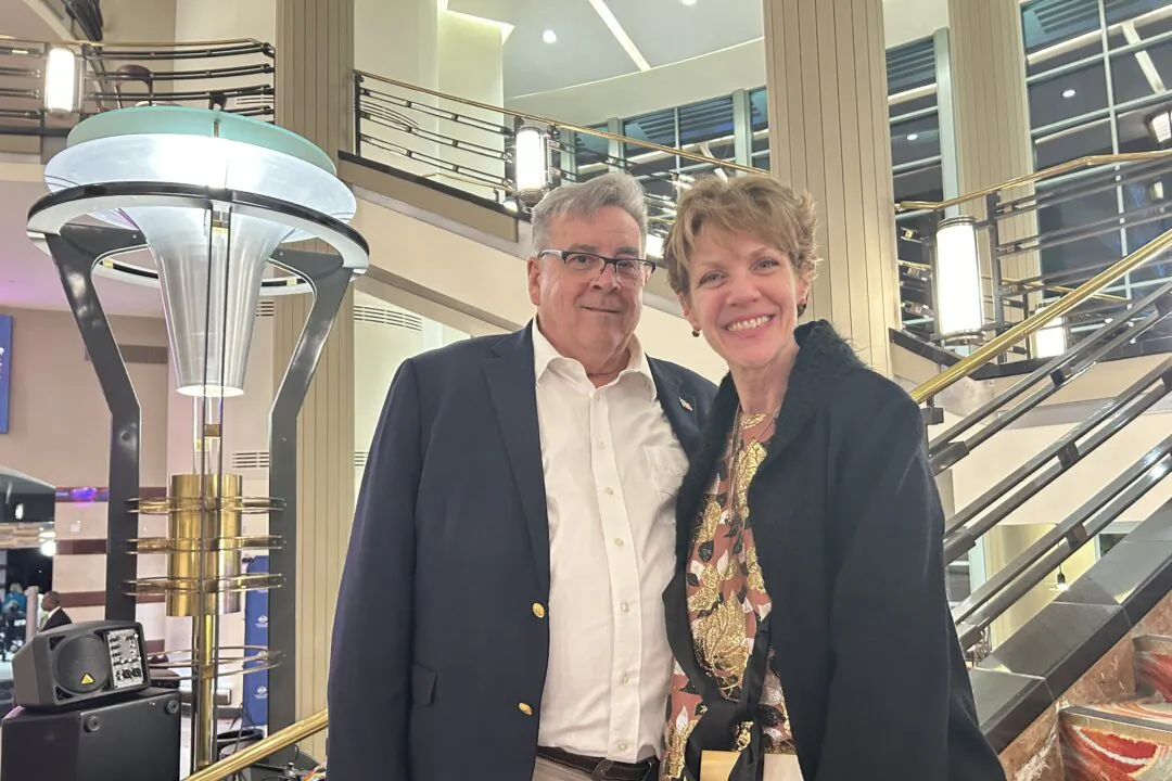 Robert and Teresa Sutton enjoyed Shen Yun at the Kravis Center for the Performing Arts–Dreyfoos Hall on March 19, 2025. (Kailing Jia/The Epoch Times)