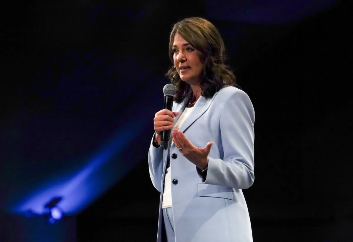 Alberta Premier Danielle Smith speaks at the Edmonton Leader’s Dinner at the Edmonton Convention Centre on March 19, 2025. (Carolina Avendano/The Epoch Times)
