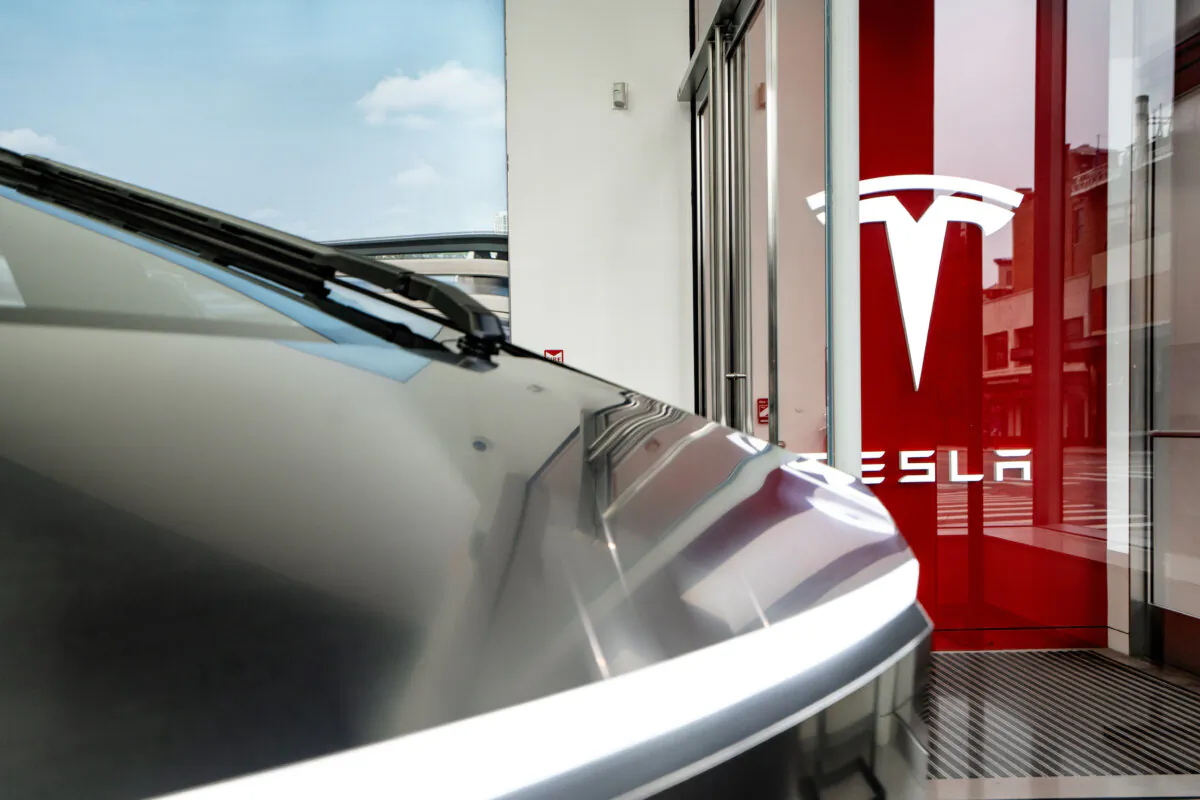 A Tesla logo at a showroom in New York City on March 20, 2025. (Samira Bouaou/The Epoch Times)