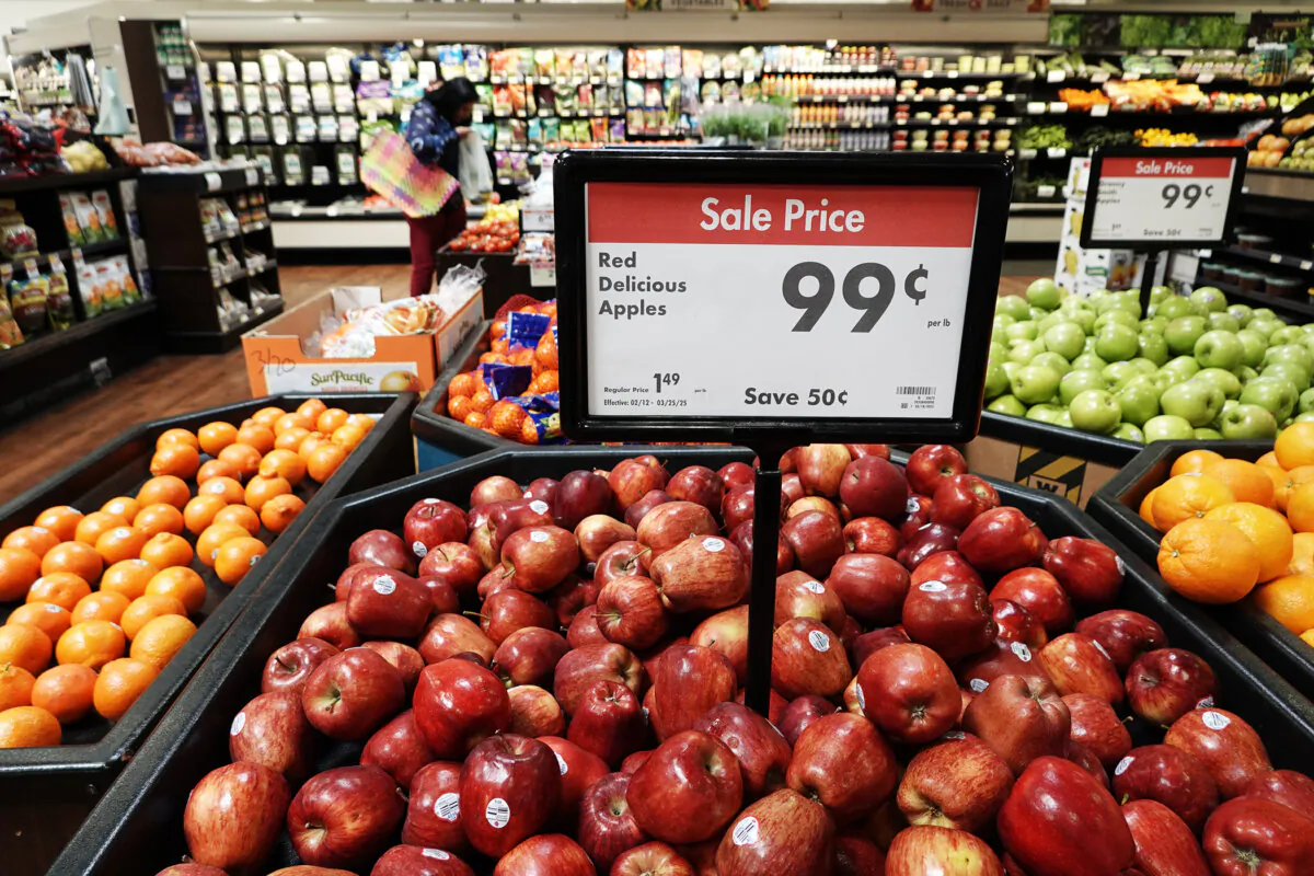 A promotional price label for apples at a Smart&Final store in San Diego on March 24, 2025. (Jane Yang/The Epoch Times)