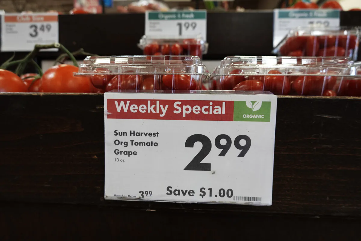 A promotional price label at a Smart & Final store in San Diego on March 24, 2025. (Jane Yang/The Epoch Times)
