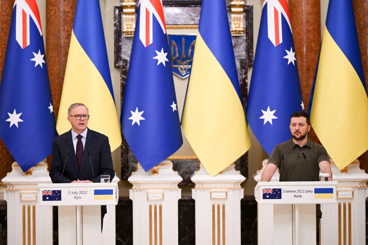 Australian Prime Minister Anthony Albanese (l) and Ukrainian President Volodymyr Zelenskyy speak to the media during a press conference at the Presidential Palace in Kyiv, Ukraine, Sunday, July 3, 2022. Mr Albanese made a 12 hours long visit to Kyiv meeting with Ukrainian President Volodymyr Zelenskyy. (AAP Image/Lukas Coch)