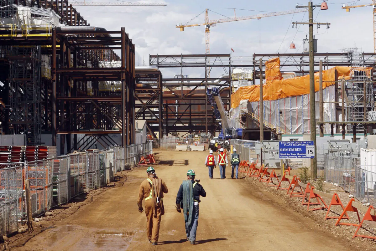 An oilsands upgrader plant near Fort McMurray, Alta., in a file photo. (The Canadian Press/Jeff McIntosh)
