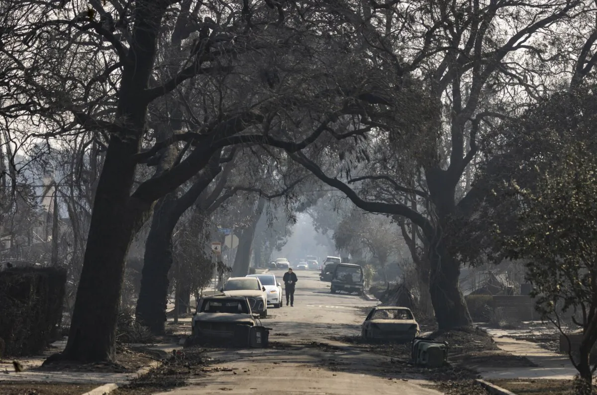 People return to the burn zone in Pacific Palisades on Jan. 9, 2025. (John Fredricks/The Epoch Times)