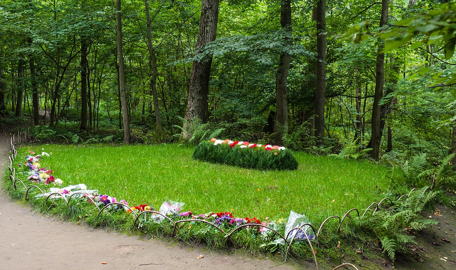 Tolstoy grave 
