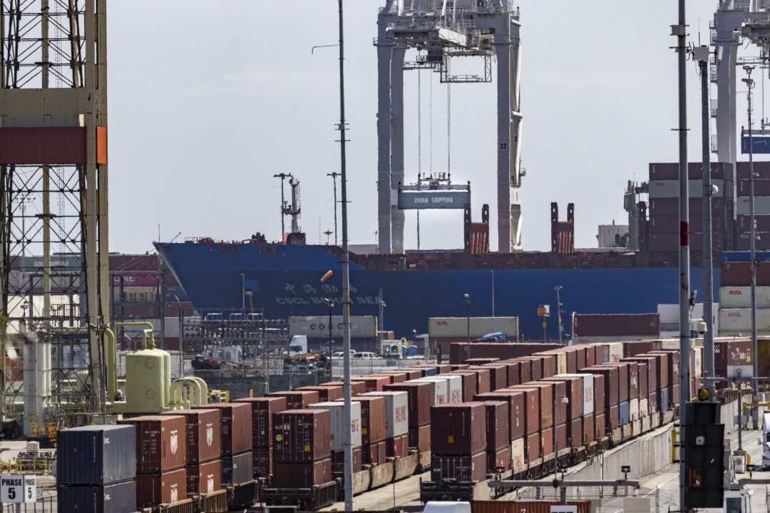 US Trade Deficit Unexpectedly Falls to 5-Year Low as Exports Surge