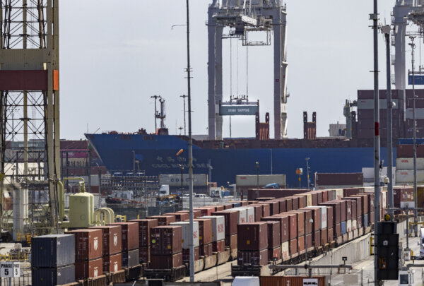 US Trade Deficit Unexpectedly Falls to 5-Year Low as Exports Surge