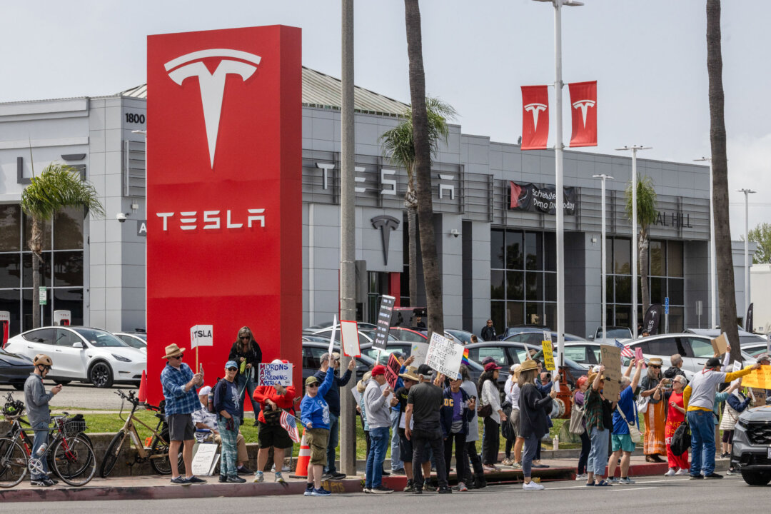 Nationwide ‘Tesla Takedown’ Demonstrations Bring Out Protesters, Counter-Protesters