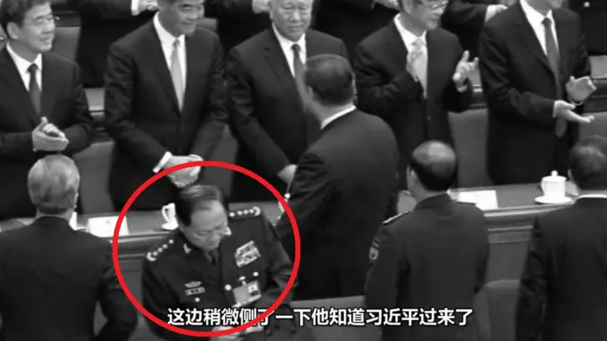 Zhang Youxia remained facing forward and did not turn around when Xi Jinping walked past him at the National People’s Congress on March 11, 2025. (Video screenshot)