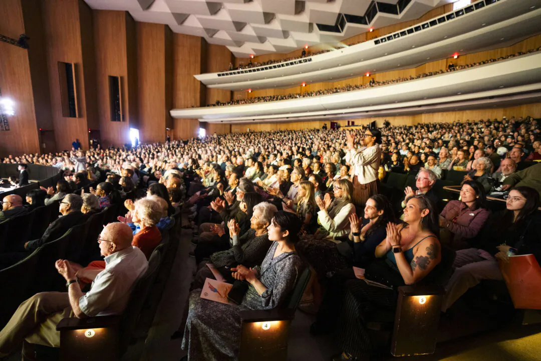 Shen Yun Performing Arts' curtain call at the Terrace Theater in Long Beach, Calif., on March 23, 2025. (Ji Yuan/The Epoch Times)
