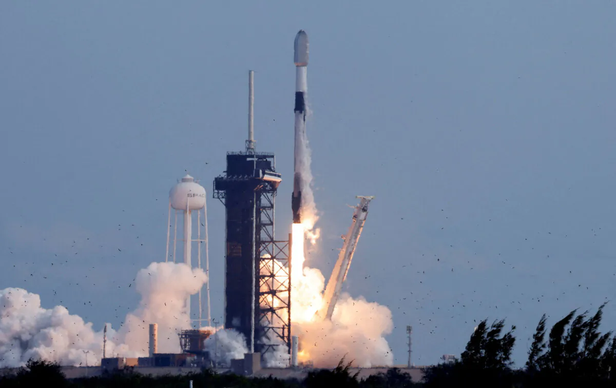A SpaceX Falcon 9 rocket lifts off from the Kennedy Space Center with a payload of Starlink satellites in Cape Canaveral, Fla., on Jan. 8, 2025. (Joe Skipper/Reuters)