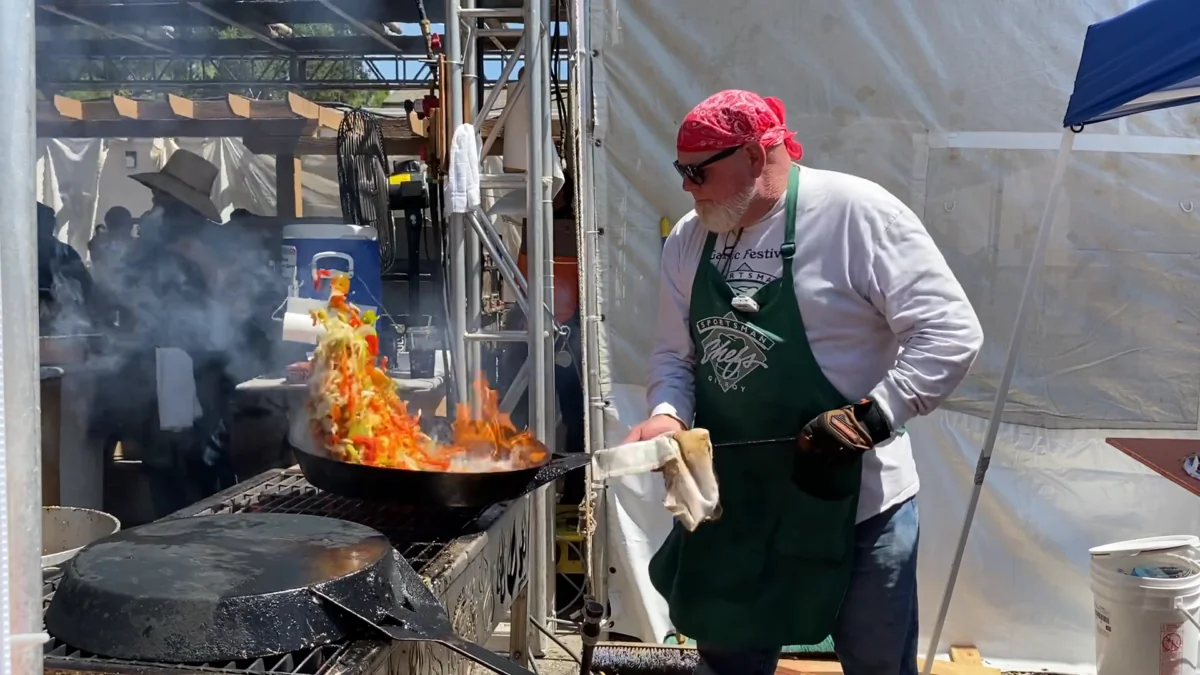 Danny Martin cooking at the Gilroy Garlic festival for the drive-thru, at the Gilroy Presbyterian Church in Gilroy, Calif. on Jul. 24, 2021. (Ted Lin/NTD)