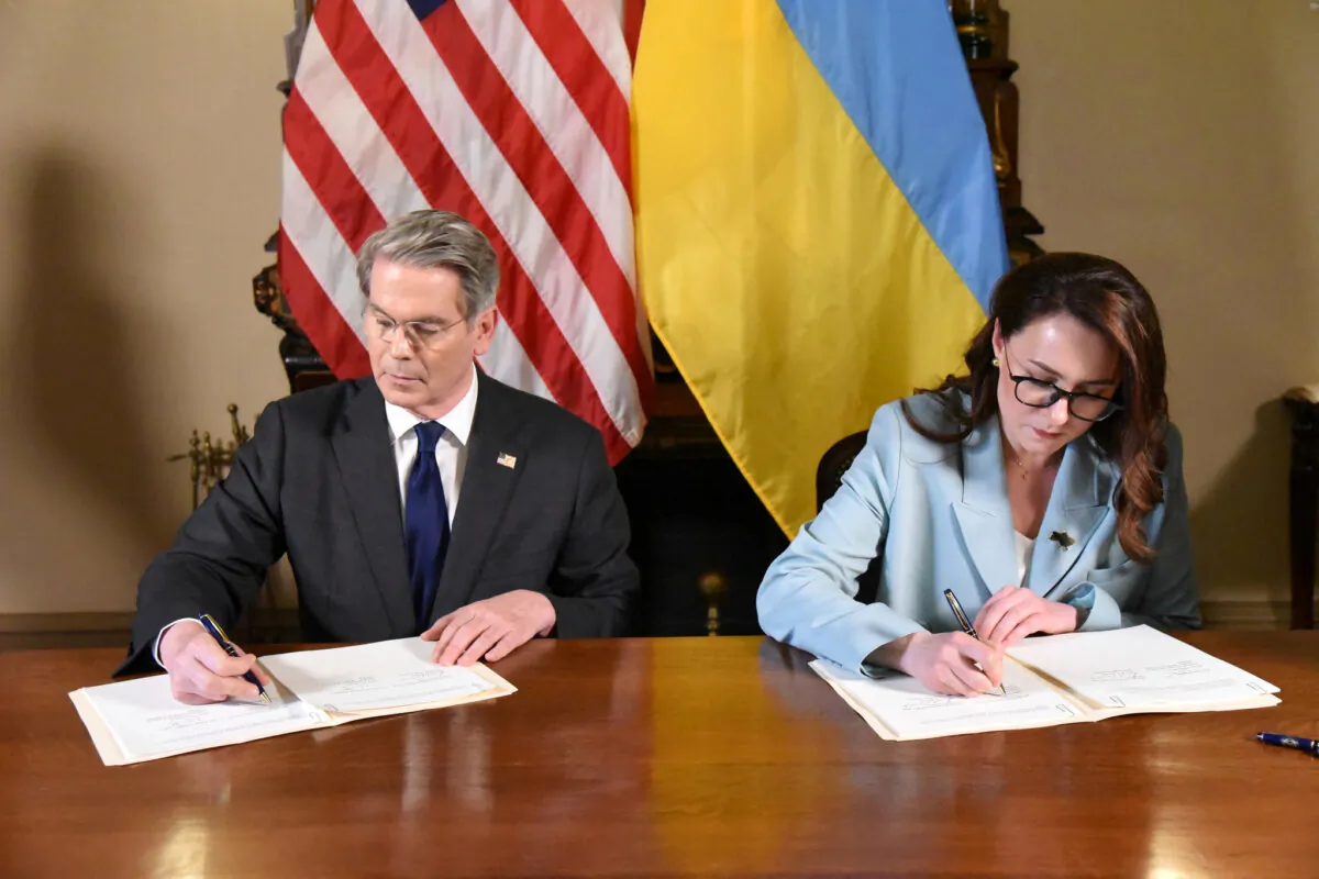 U.S. Treasury Secretary Scott Bessent (L) and Ukrainian First Deputy Prime Minister Yulia Svyrydenko sign a deal that will give the United States preferential access to new Ukrainian minerals deals and fund investment in Ukraine's reconstruction, in Washington on April 30, 2025. (U.S. Department of Treasury via Reuters)
