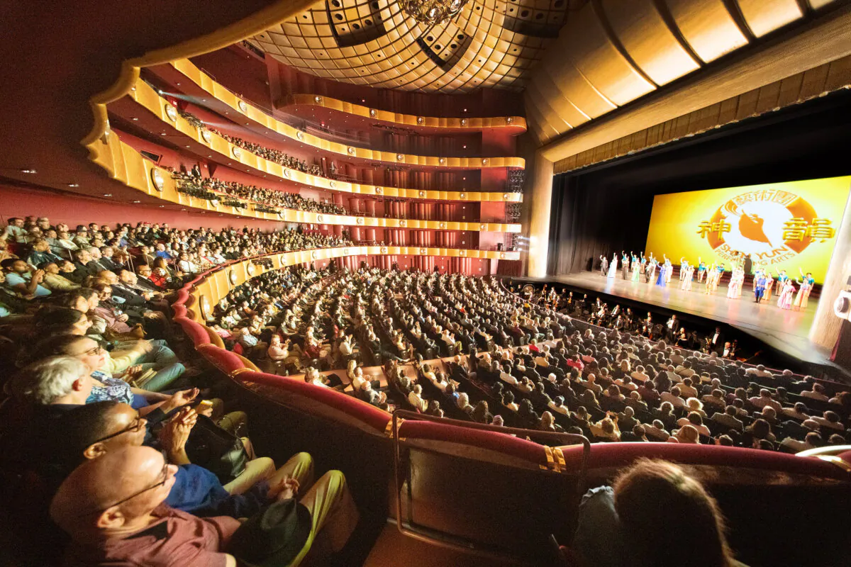 The Shen Yun Performing Arts audience at curtain call at the David H. Koch Theater at Lincoln Center in New York City on March 29, 2025. (Larry Dye/The Epoch Times)