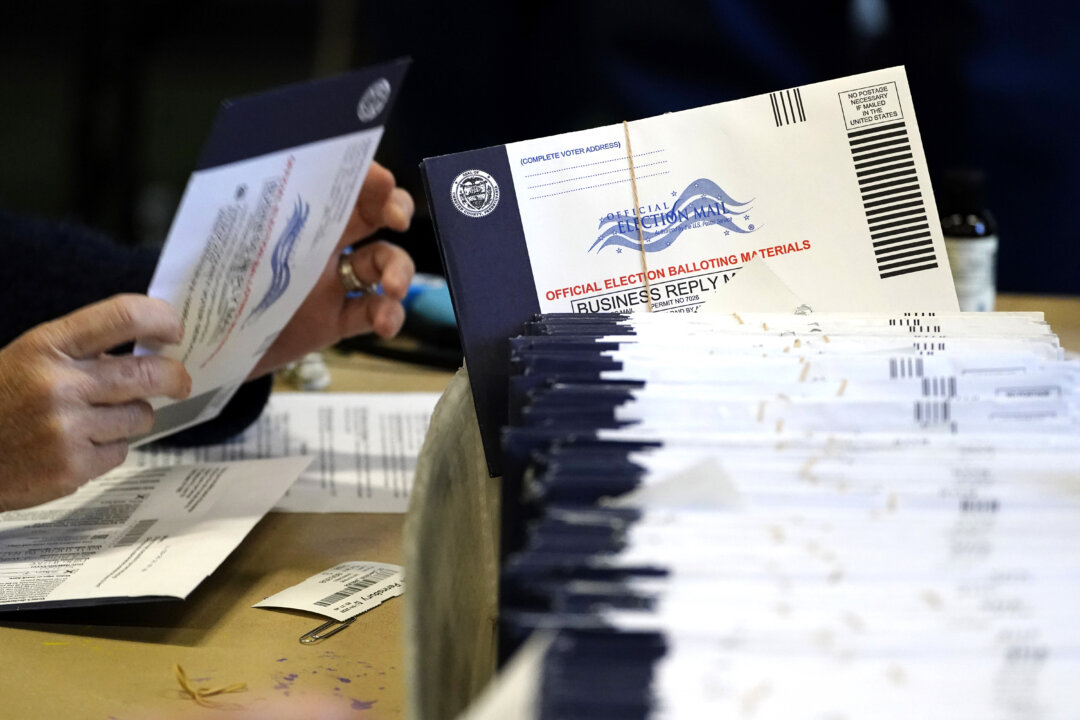 Trump Announces He'll Sign Executive Orders Targeting Mail-In Ballots