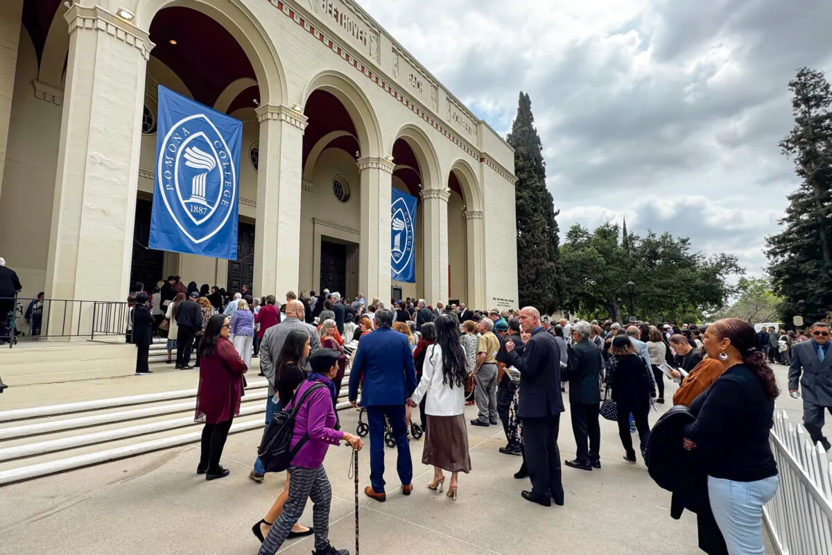 Theatergoers line up at Pomona College’s Bridges Auditorium ahead of a Shen Yun performance in Claremont, Calif., on March 30, 2025. (The Epoch Times)