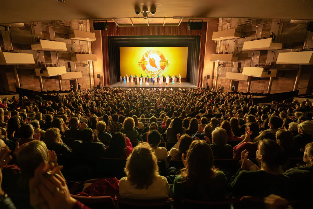 Shen Yun Performing Arts curtain call in Denver on April 5, 2025. (The Epoch Times)