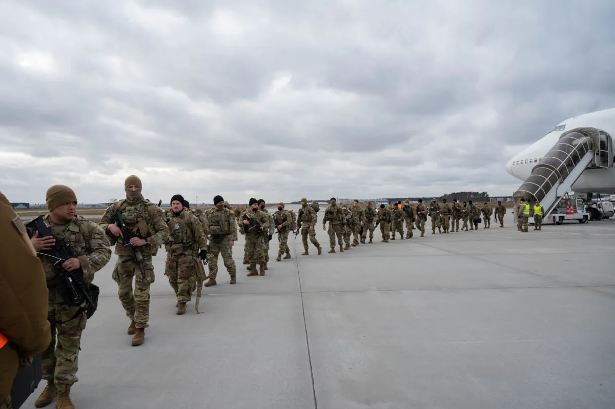 Soldiers assigned to the U.S. Army 82nd Airborne Division depart a Boeing 747 aircraft in Rzeszów-Jasionka Airport, Poland, Feb. 8, 2022. (Senior Airman Taylor Slater, U.S. Air Force)