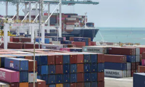 The US Is in a Trade War With China: Financial Expert | Business Matters (April 9)