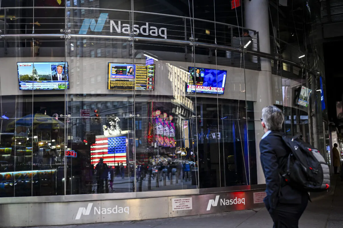 A person looks at television screens displaying economic news at the NASDAQ MarketSite in Times Square, New York City on April 9, 2025. (Angela Weiss/ AFP) 