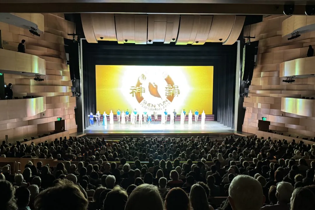 Shen Yun Performing Arts' curtain call at Younes and Soraya Nazarian Center for the Performing Arts on April 8, 2025. (Linda Jiang/The Epoch Times)