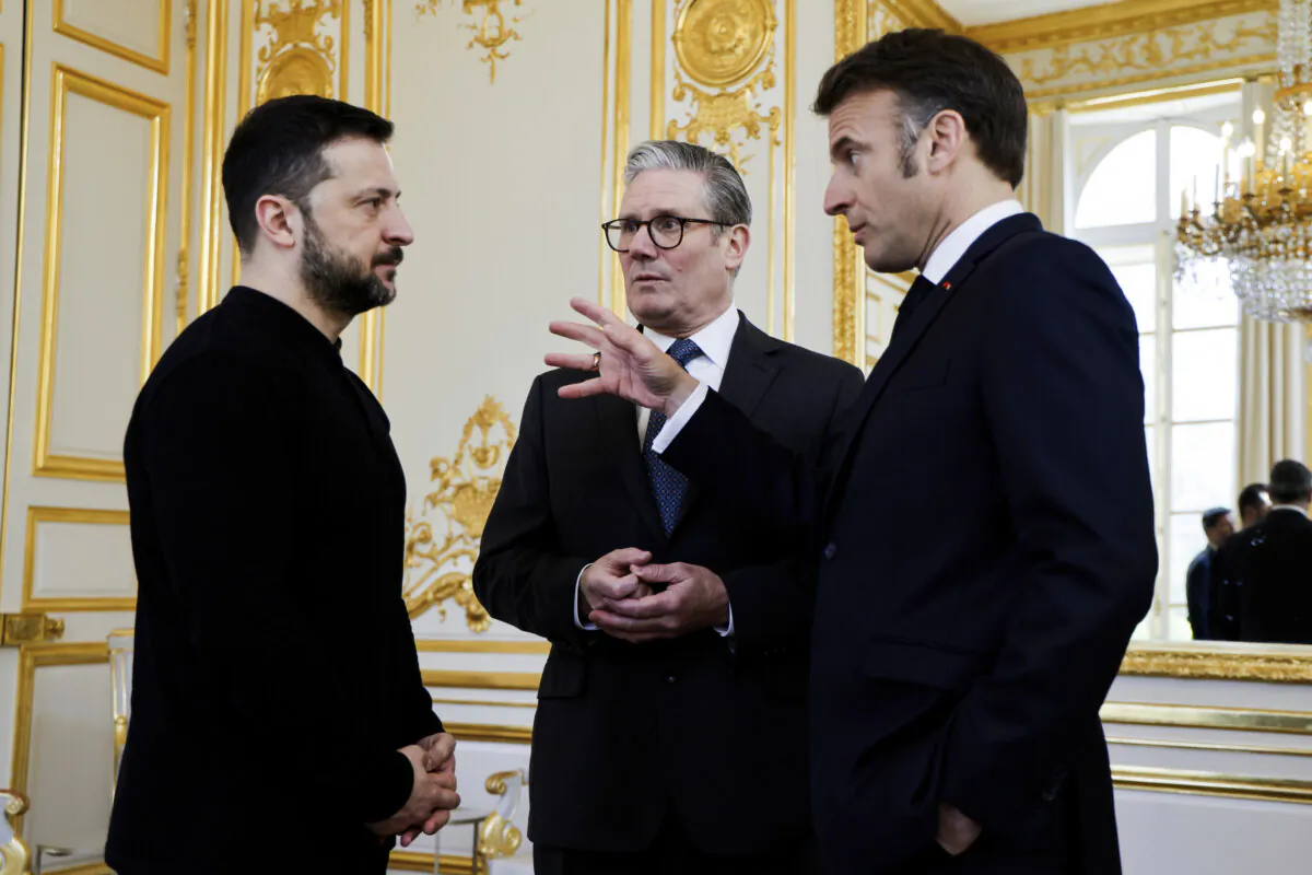 Ukrainian President Volodymyr Zelenskyy, (L), French President Emmanuel Macron, (R), and British Prime Minister Keir Starmer (C) speak during a meeting at the Elysee Palace, in Paris on March 27, 2025. (Ludovic Marin, Pool via AP)