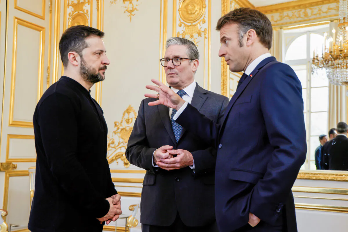 Ukrainian President Volodymyr Zelenskyy (L), French President Emmanuel Macron, (R), and British Prime Minister Keir Starmer (C) speak during a meeting at the Elysee Palace, in Paris on March 27, 2025. (Ludovic Marin, Pool via AP)