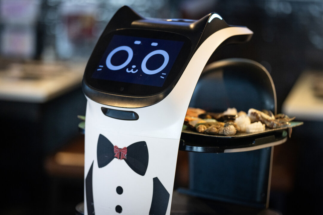 Restaurant Robots Are Here to Serve You | The Epoch Times