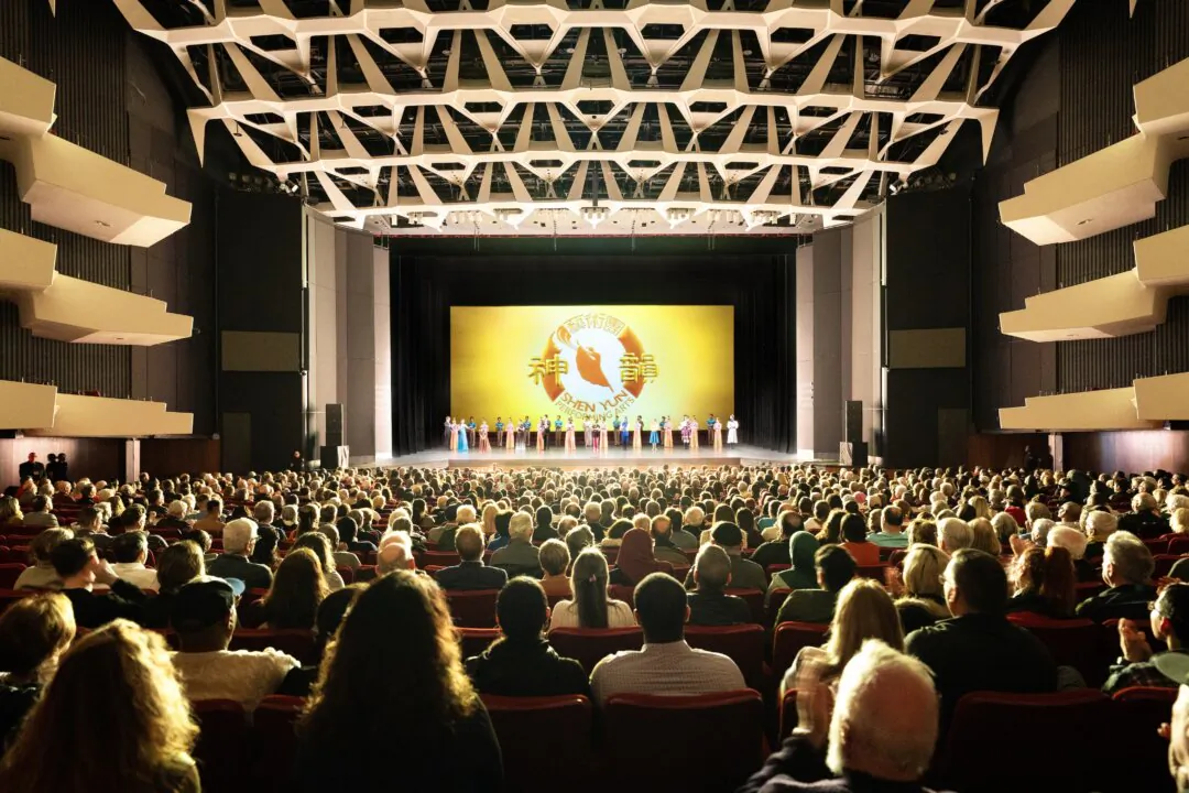 Shen Yun Performing Arts' curtain call the Place des Arts at the Salle Wilfrid-Pelletier on April 10, 2025. (The Epoch Times) 