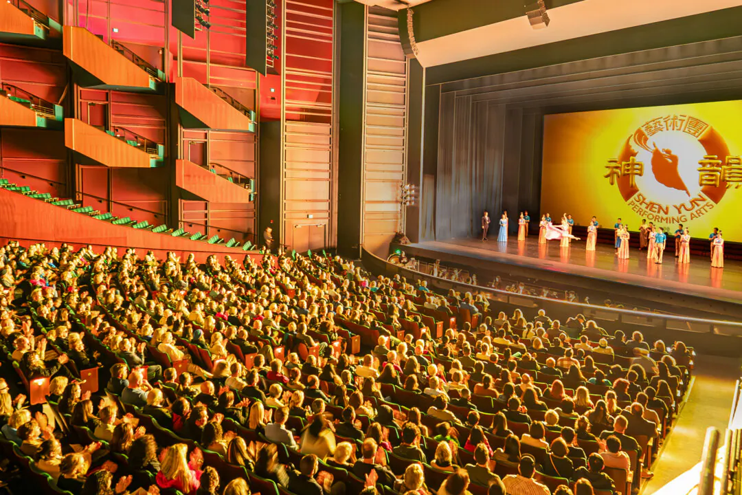 Shen Yun Performing Arts' curtain call at the Marion Oliver McCaw Hall, in Seattle, Washintgon, on April 6, 2025. (The Epoch Times)