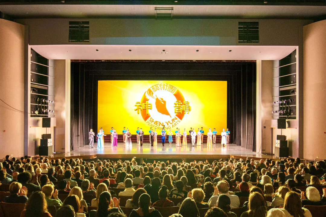 Shen Yun Performing Arts' curtain call at the Center for Performing Arts at Governors State University on April 12, 2025. (Hu Chen/The Epoch Times)